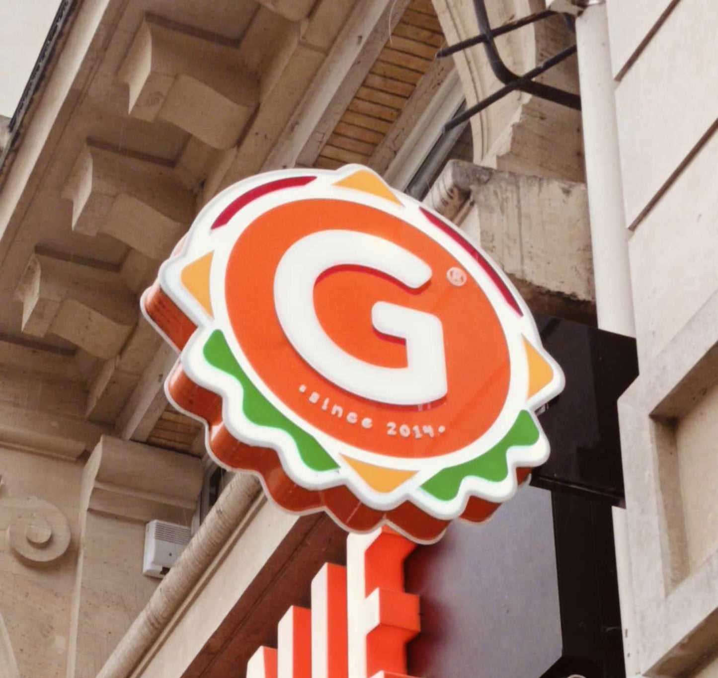 Enseigne lumineuse double face avec logo 3D, signalétique LED 3D, enseigne en saillie, publicité lumineuse.